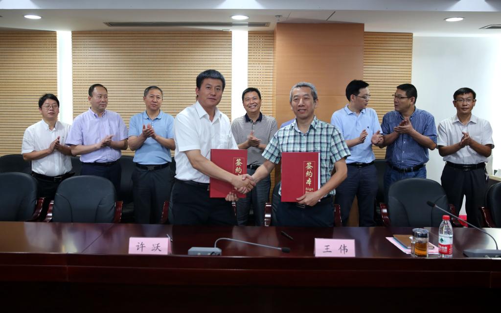 副院长许跃代表学院签约(第一排左一)